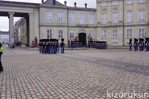 コペンハーゲン1日観光でアマリエンボー宮殿の衛兵交代式を見学