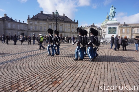 コペンハーゲン1日観光でアマリエンボー宮殿の衛兵交代式を見学